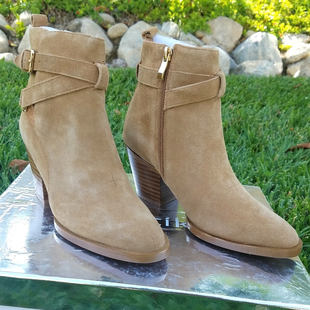 Chic Matiko Booties - Picture 6 of 6